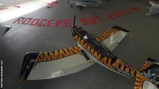 Antiaereo striscione Rodgers ad Anfield