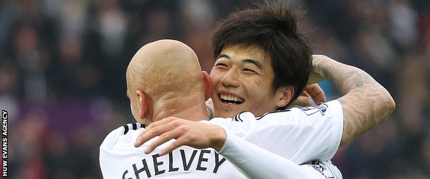 Jonjo Shelvey and Ki Sung-yueng celebrate against Stoke