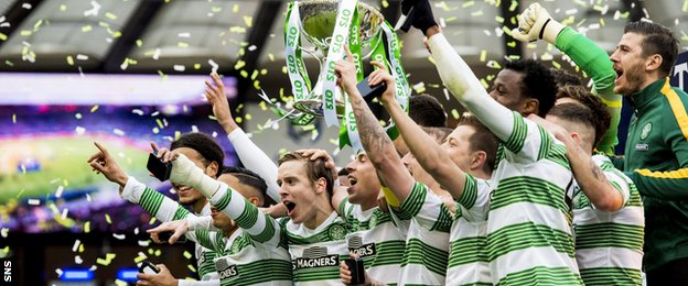 Stefan Johansen celebrates with the Celtic team after beating Dundee United to win the League Cup