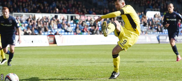 Steven Thompson scored from the penalty spot past outfield player  Darvydas Sernas