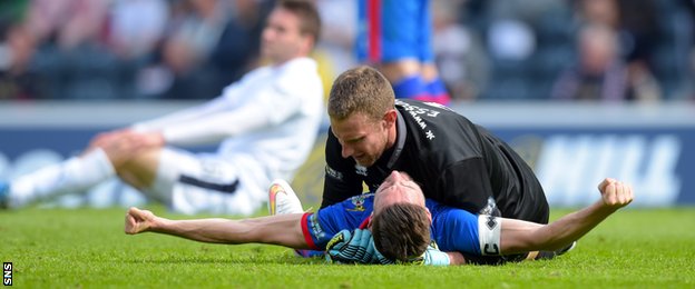 Graeme Shinnie celebrates with goalkeeper Ryan Esson at full-time