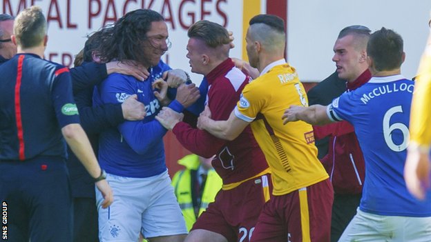 La polizia a Fir Park rissa indagare