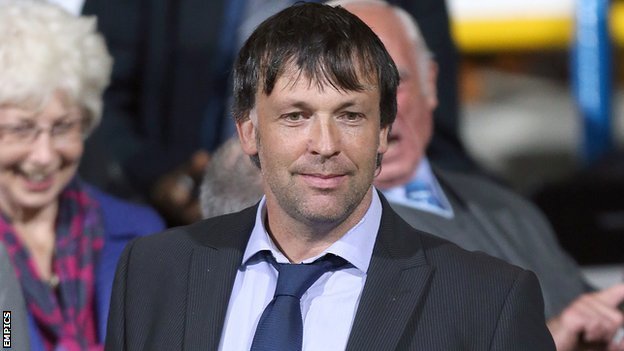 Presidente Oyston ottenere sei settimane divieto