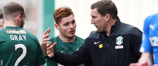 Alan Stubbs passes on instructions to Fraser Fyvie