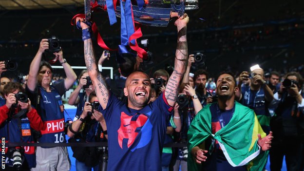 Alves impegna a Barca con il nuovo accordo