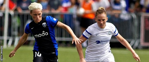 Jess Fishlock (left) & Amy Rodriguez (right)