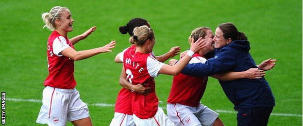 Laura Harvey embraces Arsenal team