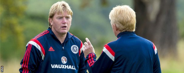 Stuart McCall with Scotland manager Gordon Strachan