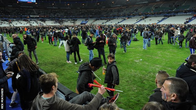 Tre morti in attacco allo Stade de France