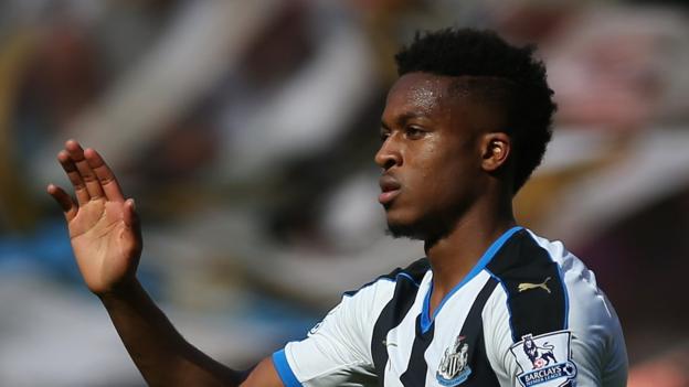 Rolando Aarons: Newcastle United ala firma contratto di cinque anni