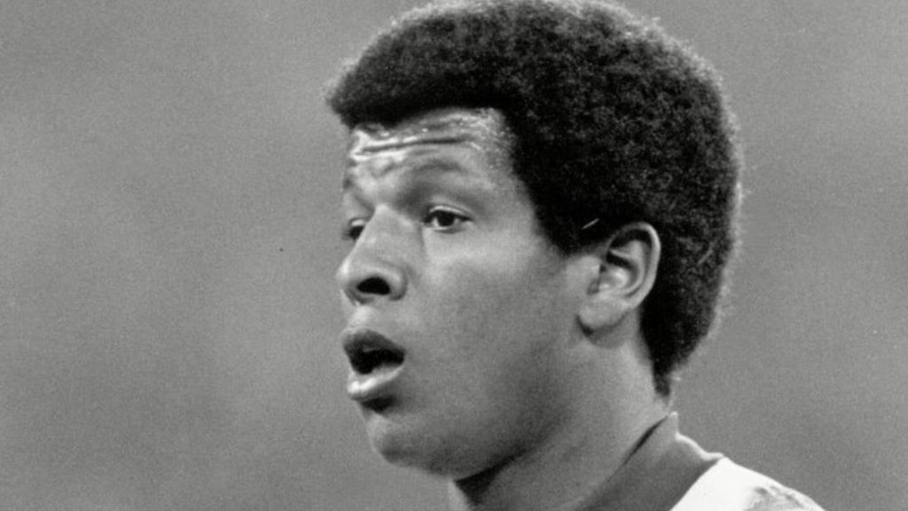 Il primo giocatore nero di Liverpool Gayle rifiuta MBE