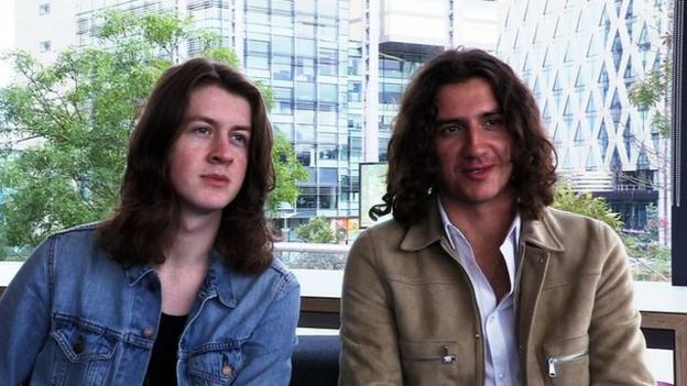 Calcio di messa a fuoco previsioni: i membri della band Blossoms prendono Lawro