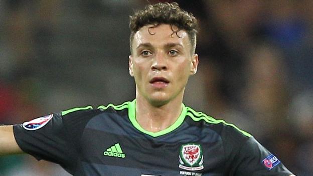 James Chester: West Brom segni Defender per Aston Villa