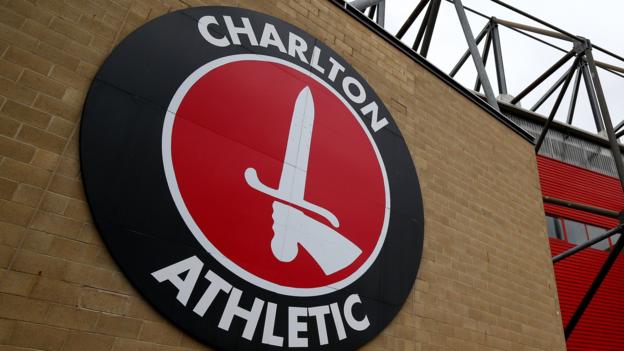 Charlton ventilatore consegnato abbonamento dopo scusa per abusare