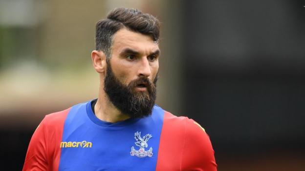 Mile Jedinak: Aston Villa centrocampista segno Crystal Palace