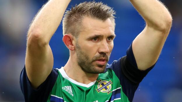 Gareth McAuley decisione di continuare l’Irlanda del Nord carriera