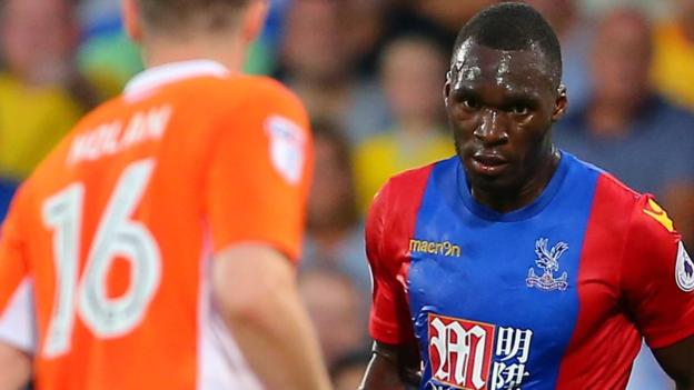 £ 27m Benteke fa il suo debutto come Palazzo battere Blackpool